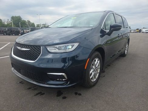 Used 2023 Chrysler Pacifica Touring-L FWD image 2
