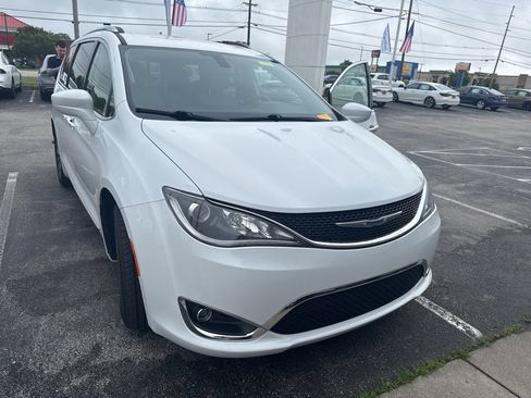 Used 2020 Chrysler Pacifica Touring-L Plus FWD image 2