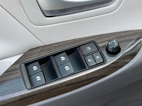 Used 2016 Toyota Sienna XLE w/ XLE Navigation Package FWD image 12