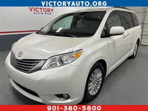 Used 2015 Toyota Sienna XLE image 1