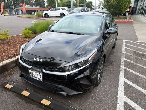Used 2023 Kia Forte LXS w/ LXS Technology Package FWD image 2