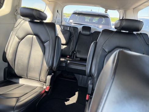 Used 2023 Chrysler Pacifica Touring-L FWD image 21