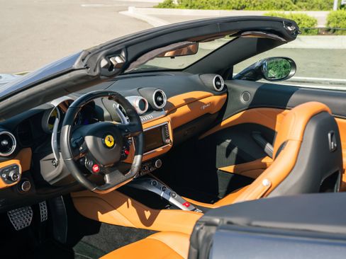 Used 2017 Ferrari California T RWD image 16