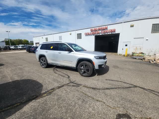 Used 2024 Jeep Grand Cherokee L Altitude AWD/4WD image 9