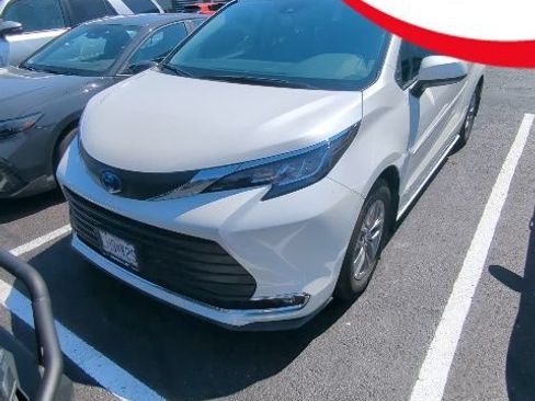 Used 2021 Toyota Sienna XLE AWD/4WD image 1