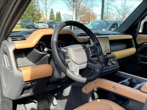 Used 2025 Land Rover Defender 130 X-Dynamic SE image 15