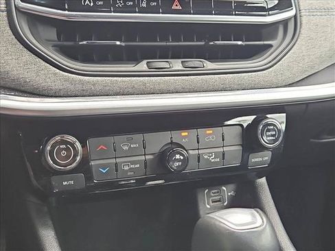 Used 2024 Jeep Compass Latitude AWD/4WD image 15