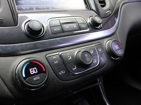 Used 2018 Chevrolet Impala LT FWD image 18