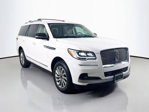 Used 2024 Lincoln Navigator Premiere image 3