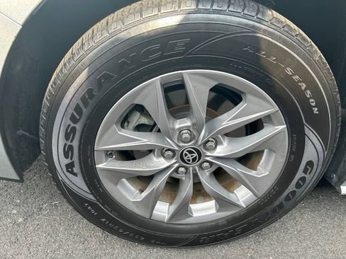 Used 2024 Toyota Sienna LE FWD image 4