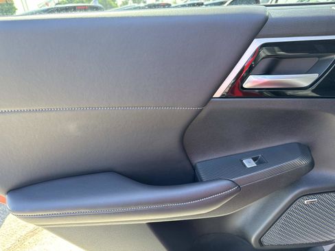 New 2025 Mitsubishi Outlander SE image 11