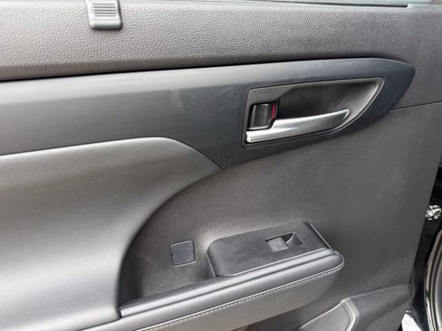 Used 2025 Toyota Highlander XSE AWD/4WD image 32