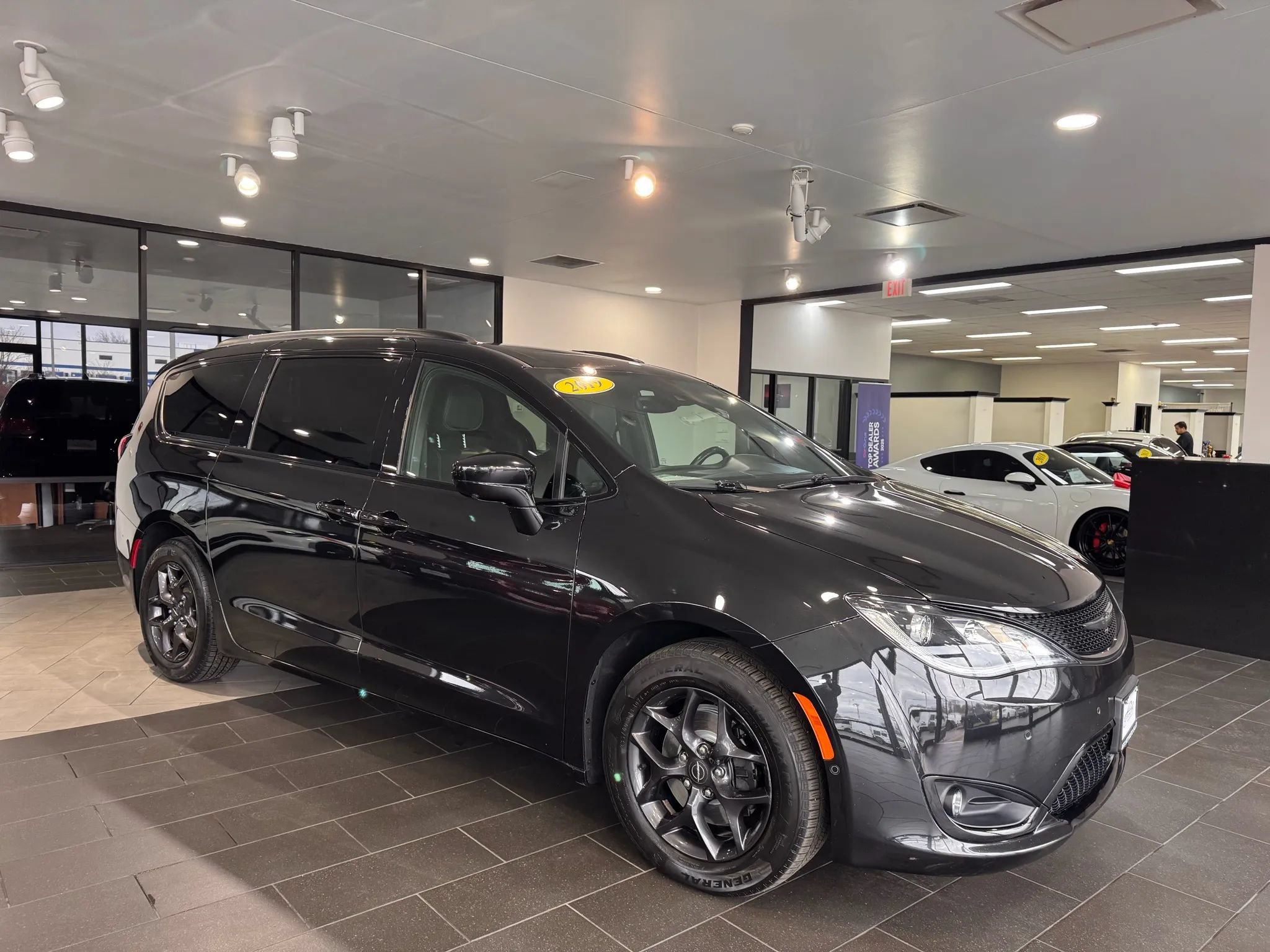 Used 2019 Chrysler Pacifica Touring-L Plus w/ Advanced Safetytec Group FWD image 6