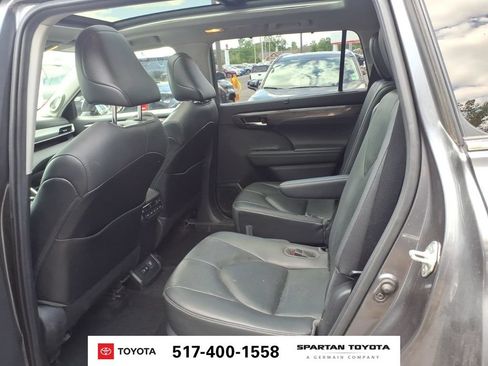 Used 2021 Toyota Highlander Platinum AWD/4WD image 11