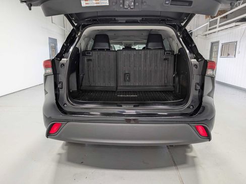 Used 2021 Toyota Highlander XLE AWD/4WD image 41