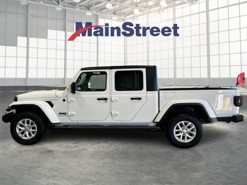 Used 2023 Jeep Gladiator Sport image 2