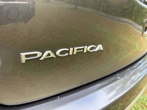 Used 2018 Chrysler Pacifica Touring-L FWD image 4