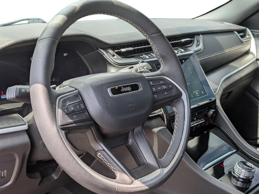 Used 2025 Jeep Grand Cherokee Altitude RWD image 14