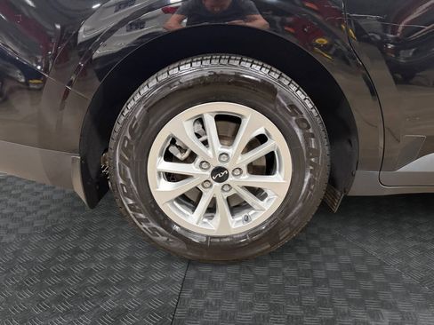 Used 2023 Kia Carnival LX image 15