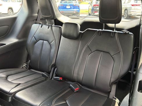 Used 2024 Chrysler Pacifica Limited FWD image 12