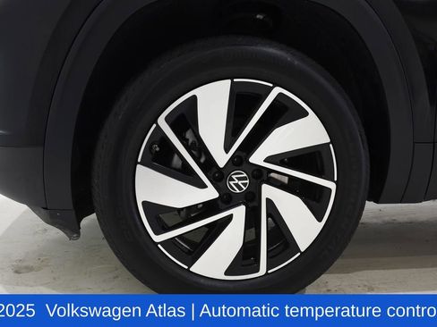 Used 2025 Volkswagen Atlas SE image 6