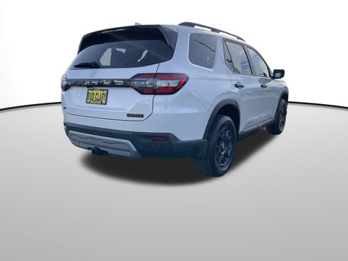 Used 2025 Honda Pilot TrailSport image 3