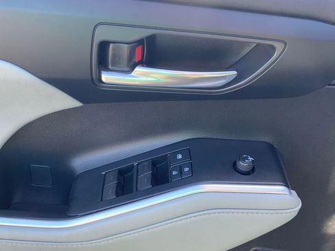 Used 2020 Toyota Highlander XLE image 24