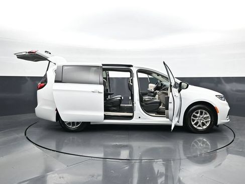 Used 2024 Chrysler Pacifica Touring-L FWD image 50