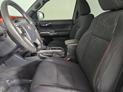 Used 2018 Toyota Tacoma TRD Sport AWD/4WD image 12
