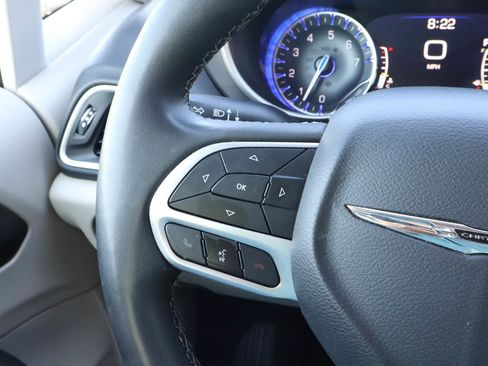 Used 2023 Chrysler Pacifica Touring-L FWD image 28