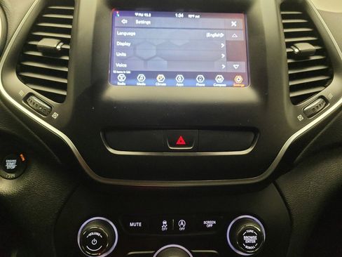Used 2019 Jeep Cherokee Latitude Plus FWD image 25