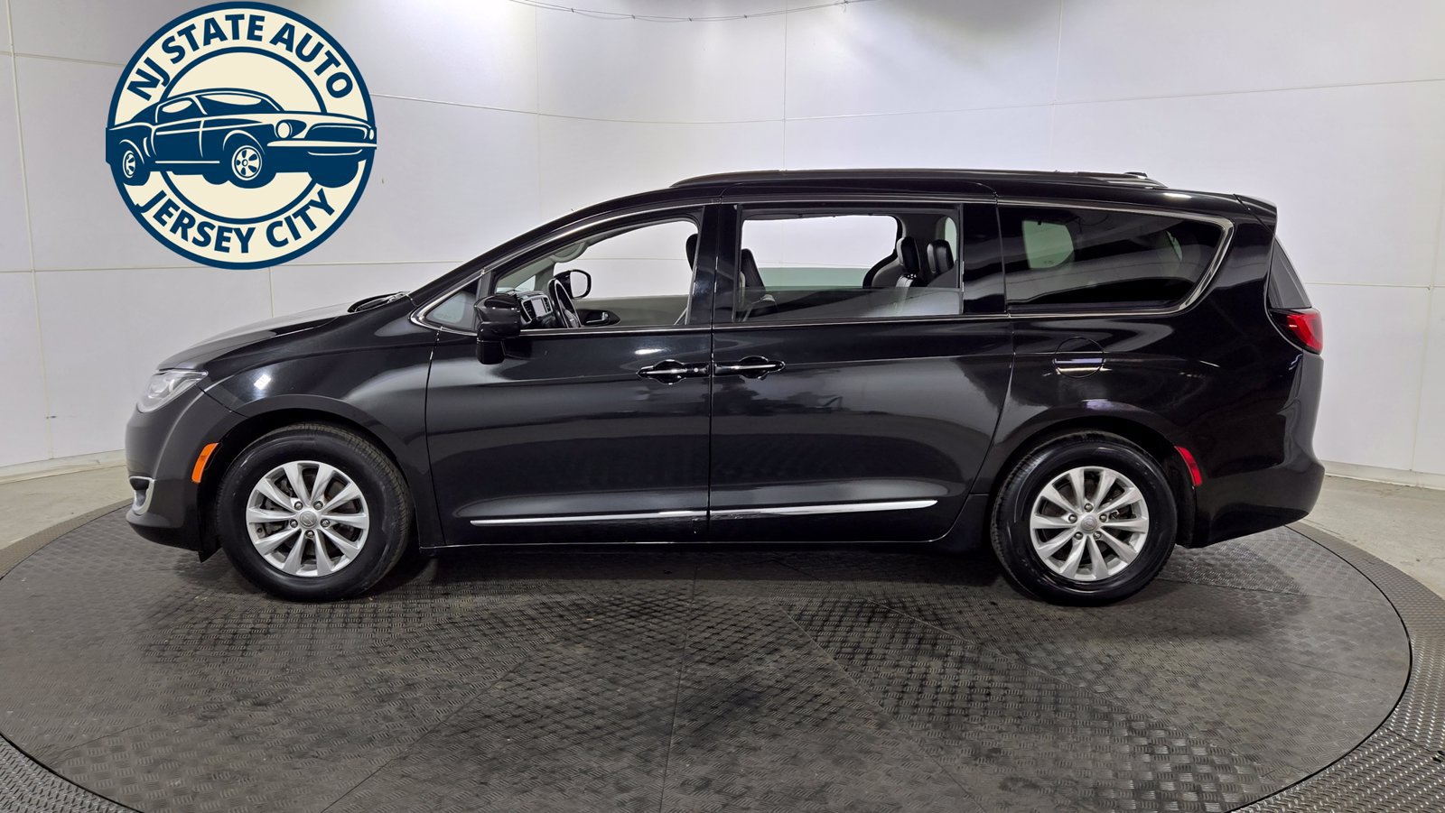 Used 2019 Chrysler Pacifica Touring-L FWD image 4