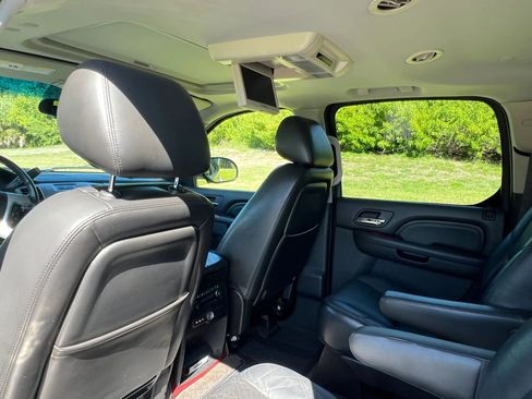 Used 2011 Cadillac Escalade ESV Premium image 38