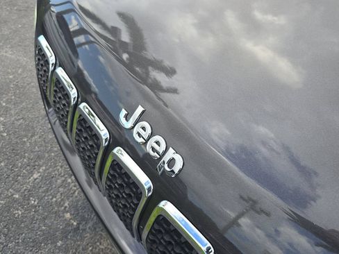 Used 2019 Jeep Cherokee Limited FWD image 12