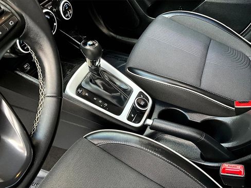 Used 2023 Hyundai Venue Limited image 16