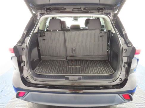Used 2021 Toyota Highlander LE AWD/4WD image 8