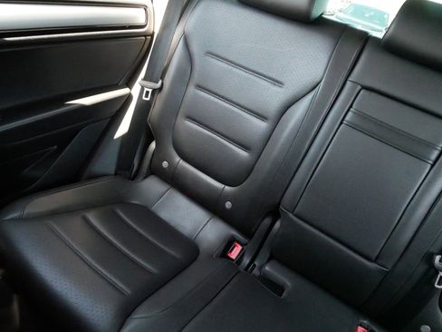 Used 2014 Volkswagen Touareg Sport image 12