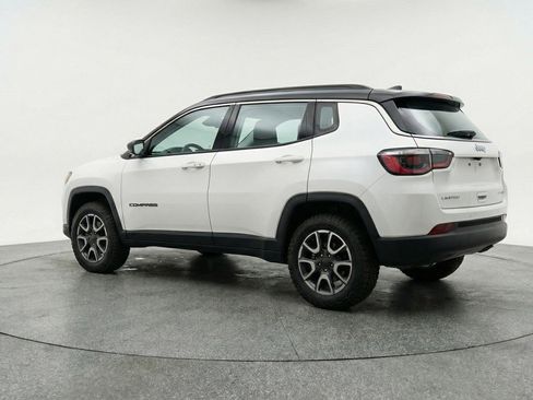 Used 2025 Jeep Compass Trailhawk AWD/4WD image 6