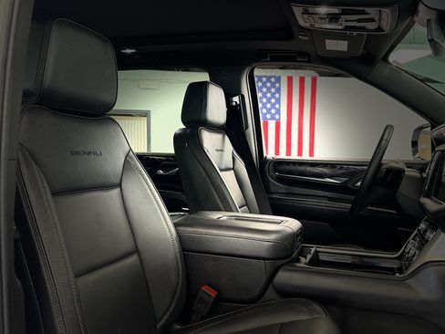 Used 2023 GMC Yukon XL Denali AWD/4WD image 31