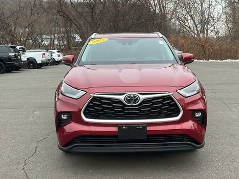 Used 2023 Toyota Highlander XLE image 2