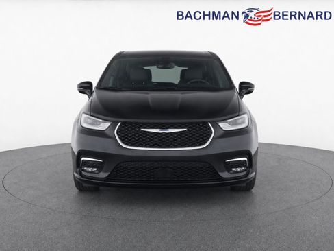 Used 2023 Chrysler Pacifica Touring-L FWD image 2
