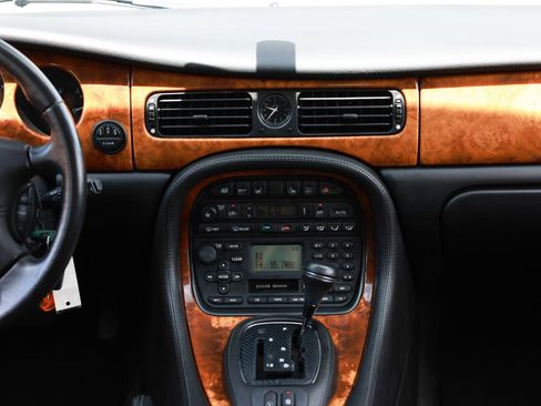 Used 2002 Jaguar XJ8 image 37