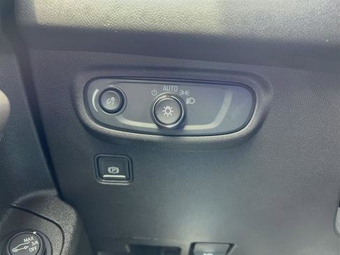 Used 2024 GMC Terrain SLE w/ Driver Convenience Package FWD image 23