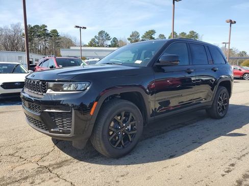 New 2026 Jeep Grand Cherokee Altitude AWD/4WD image 3