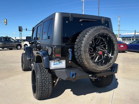 Used 2016 Jeep Wrangler Unlimited Sahara w/ Connectivity Group AWD/4WD image 15