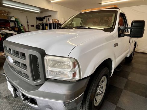 Used 2005 Ford F350 2WD Regular Cab Super Duty image 4