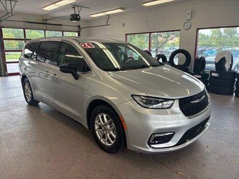 Certified 2024 Chrysler Pacifica Touring-L FWD image 1