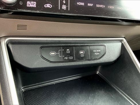 Used 2025 Kia Carnival FWD image 16