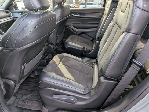 Used 2023 Jeep Grand Cherokee L Laredo image 27