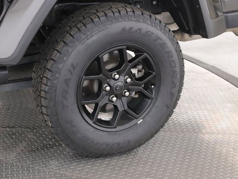Used 2024 Jeep Gladiator Willys image 14